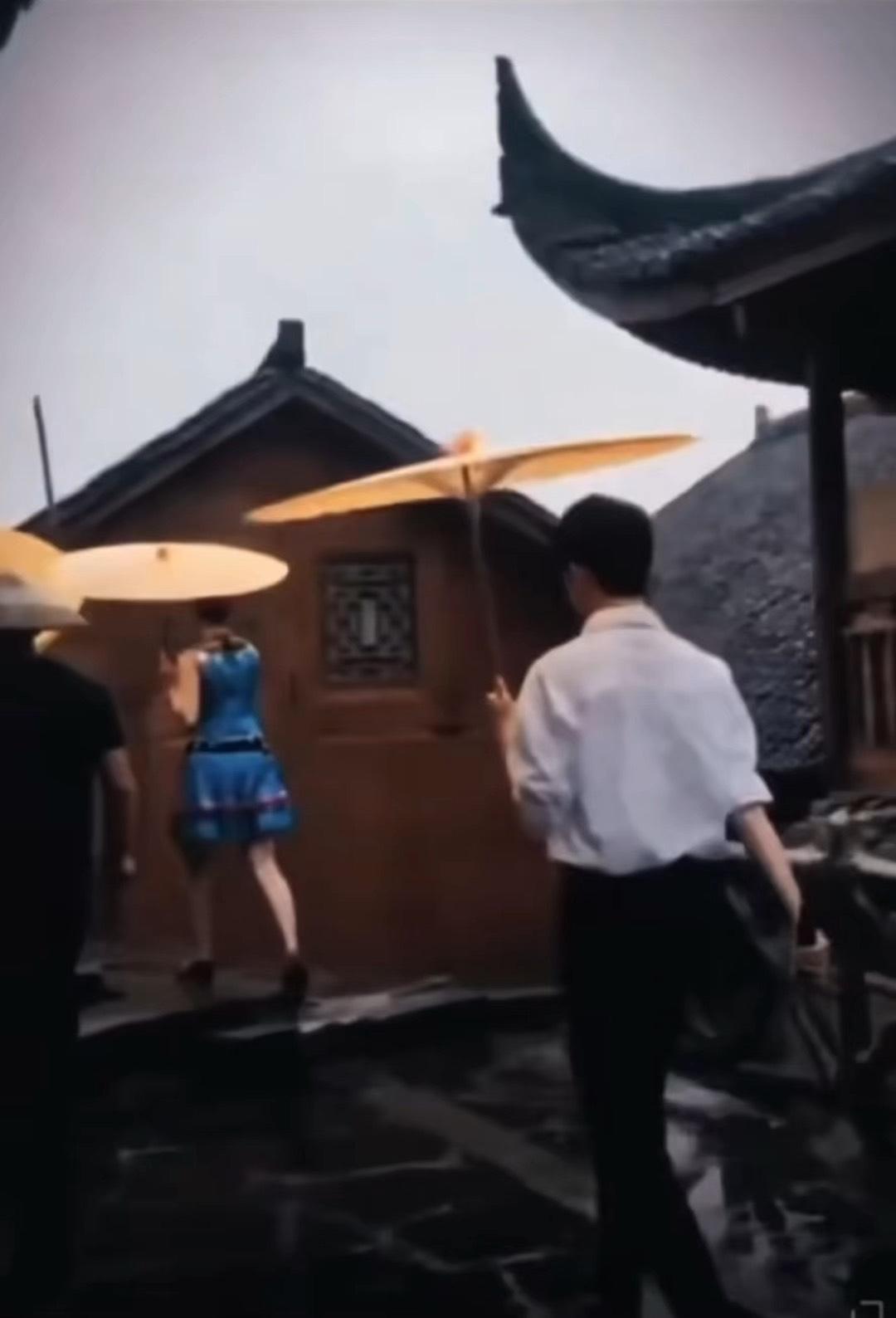 小鱼在节目中说自己赚的钱大部分都给了妈妈，他说他最心疼的就是妈妈。他知道妈妈一个