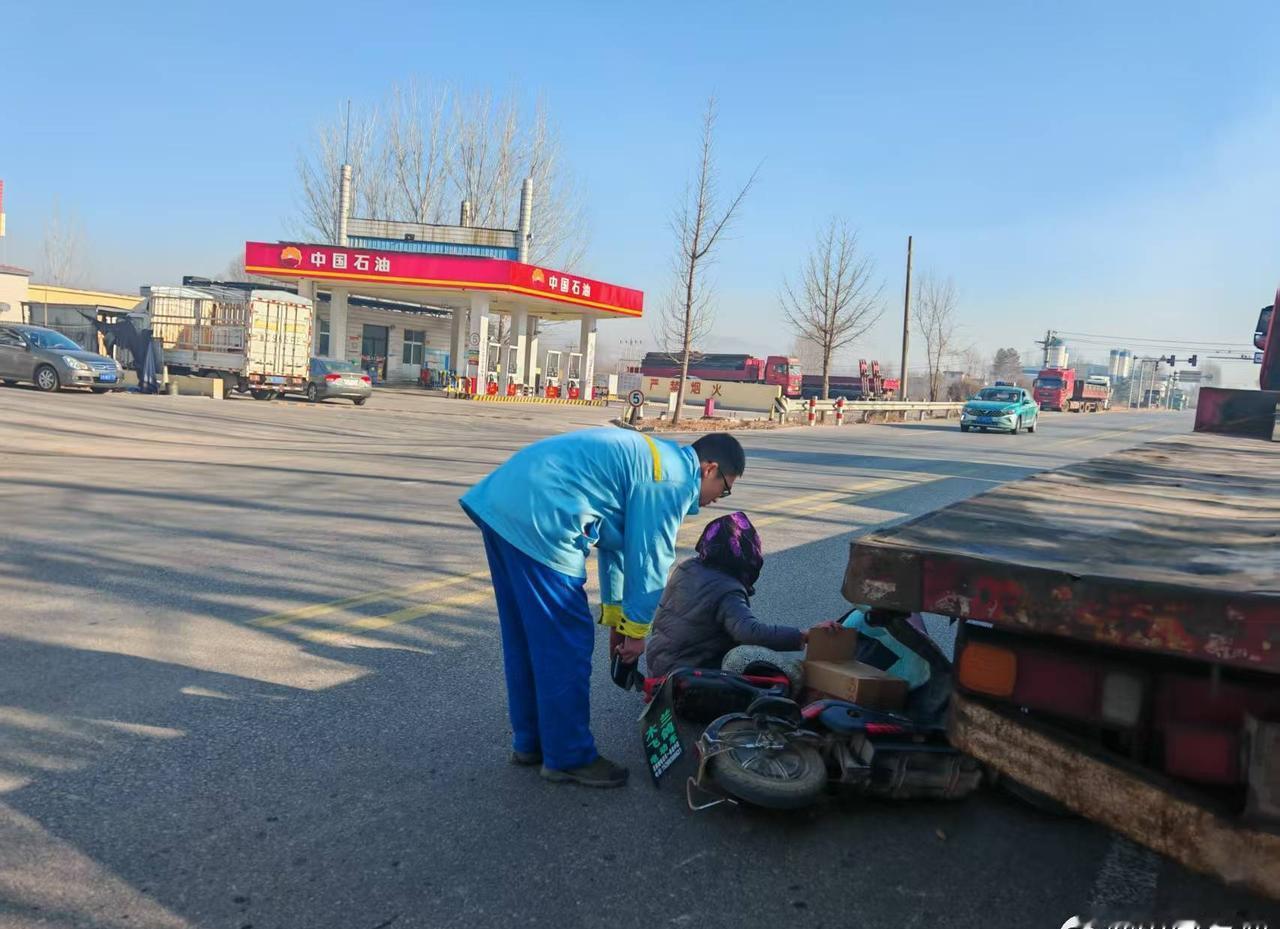 淄博分公司沂源经济开发区加油站前马路突发车祸，一位骑电动车的大娘被一辆平板大货车