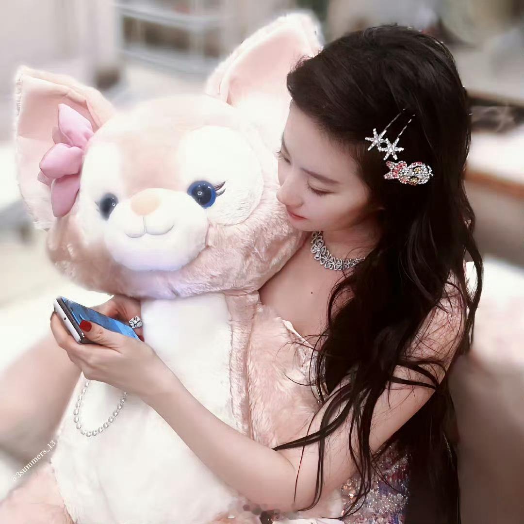 轻轻贴近亦菲耳边👂问：你相信光吗？ 