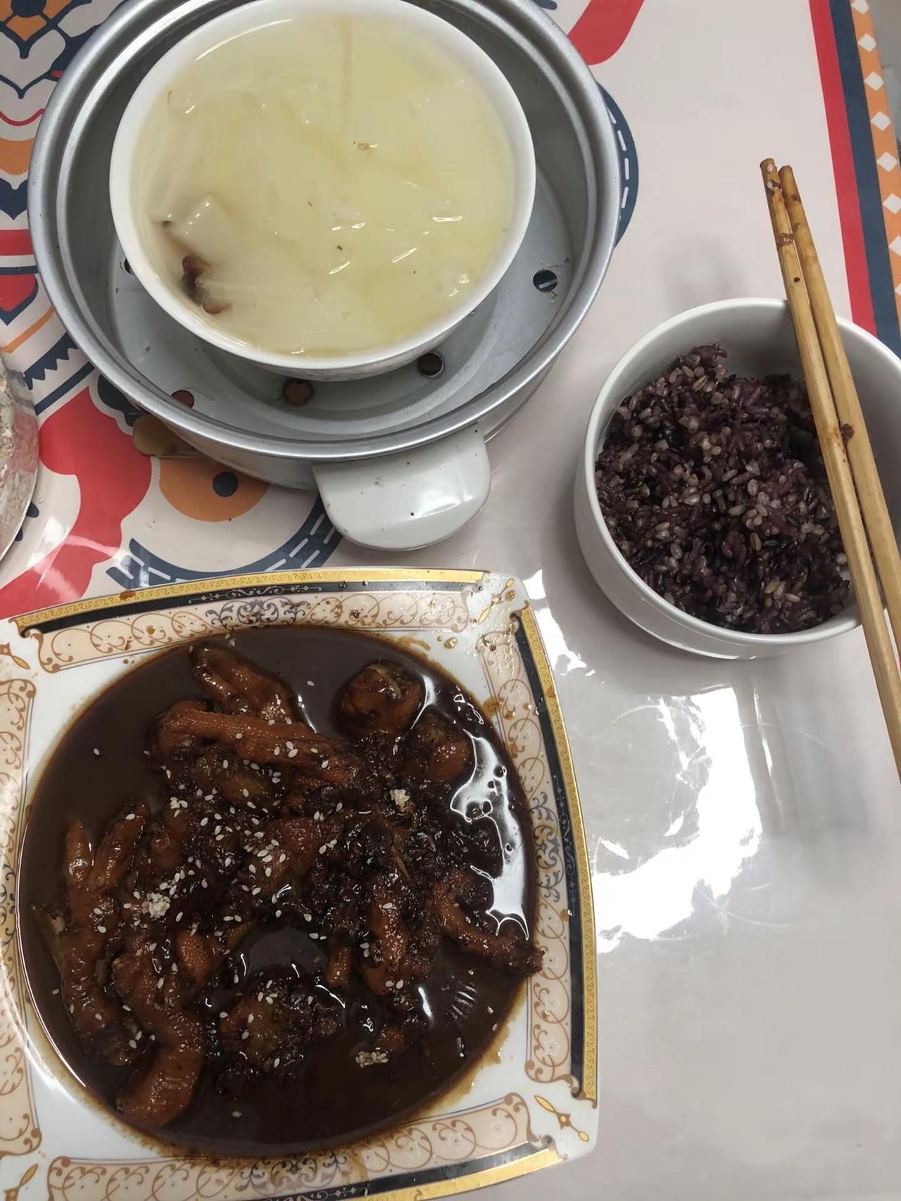 八个软烂入味的红烧鸡爪一扫而光 这是第二次烧鸡爪，第一次只软烂没入味，这次又软烂