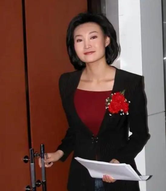 李梓萌说，现在49岁了，依然单身，依然在北京租房。来北京二十多年不是买不起房，是