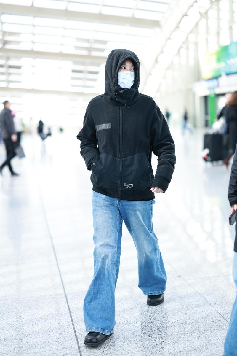今天窦靖童现身北京机场，她这回搭配的很有运动潮流感，气质也不错。

窦靖童上身穿