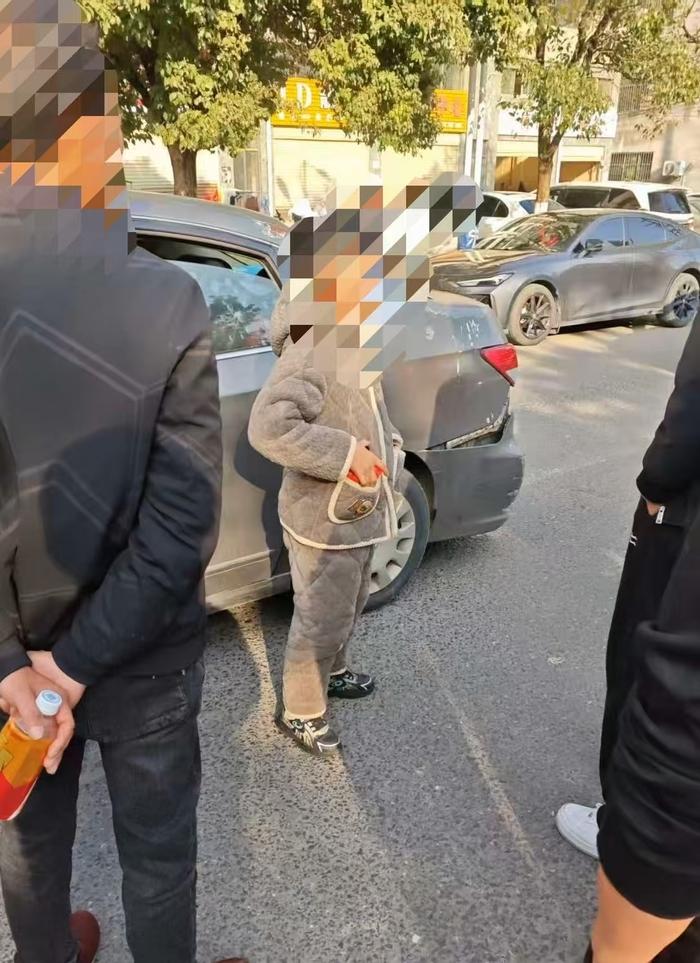 2月2日，一段“男孩身穿居家服站在前保险杠掉落的汽车旁”的视频在社交媒体平台引发