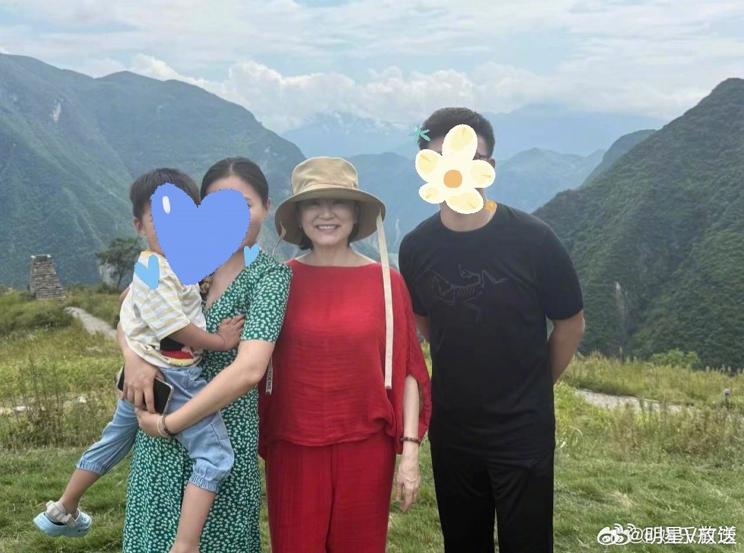 巫山写生偶遇林青霞起猛了抬头看见童年女神了 有博主分享在巫山山上写真碰到了林青霞