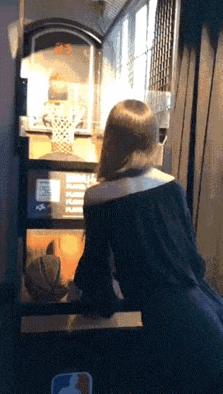 小妹妹这绝对练过，出手速度和手型，腰腹部发力非常标准，命中率比大部分男生都高。[