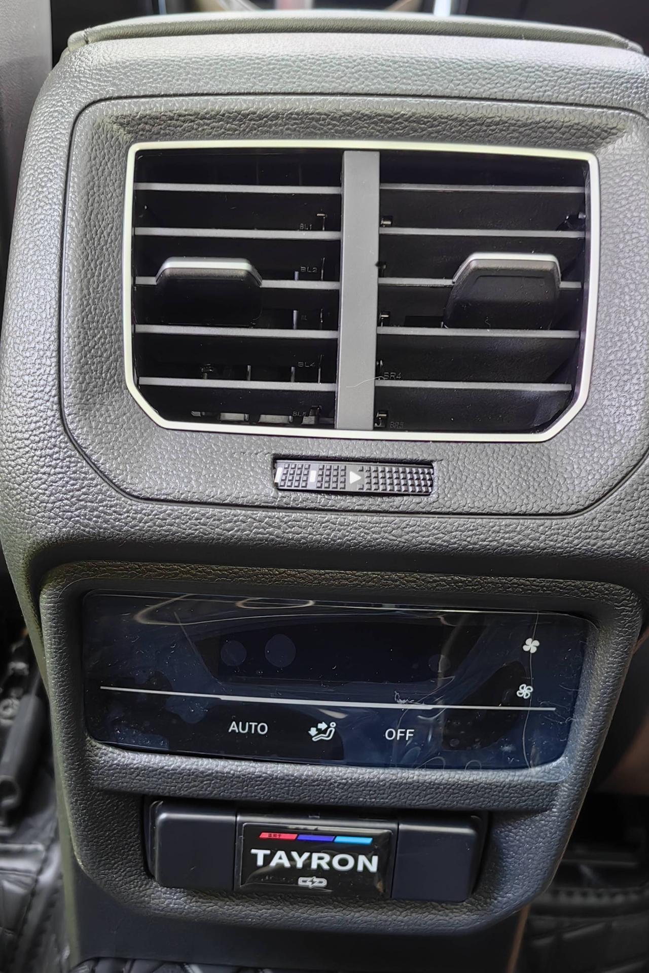 作为探岳车主，不知道大家有没有遇到中央扶手后面的USB充电口容易进灰土，或者感觉