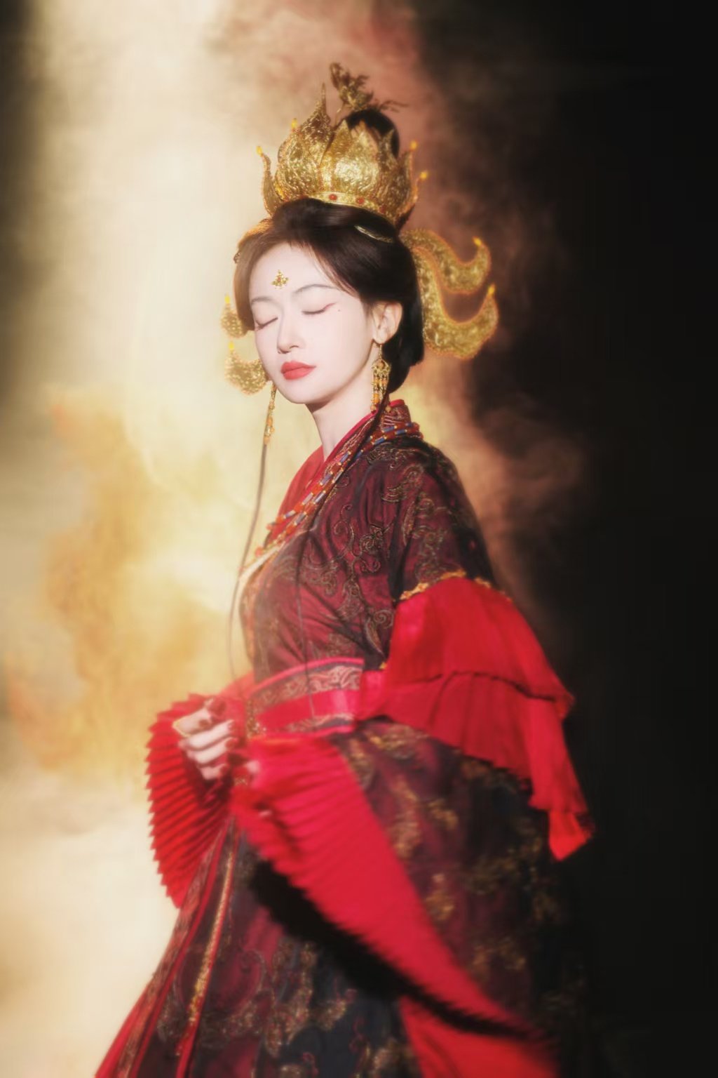 吴谨言女频最严厉的母亲气场全开的女帝造型谁不爱，吴谨言将威严与严厉拿捏到位，秦长