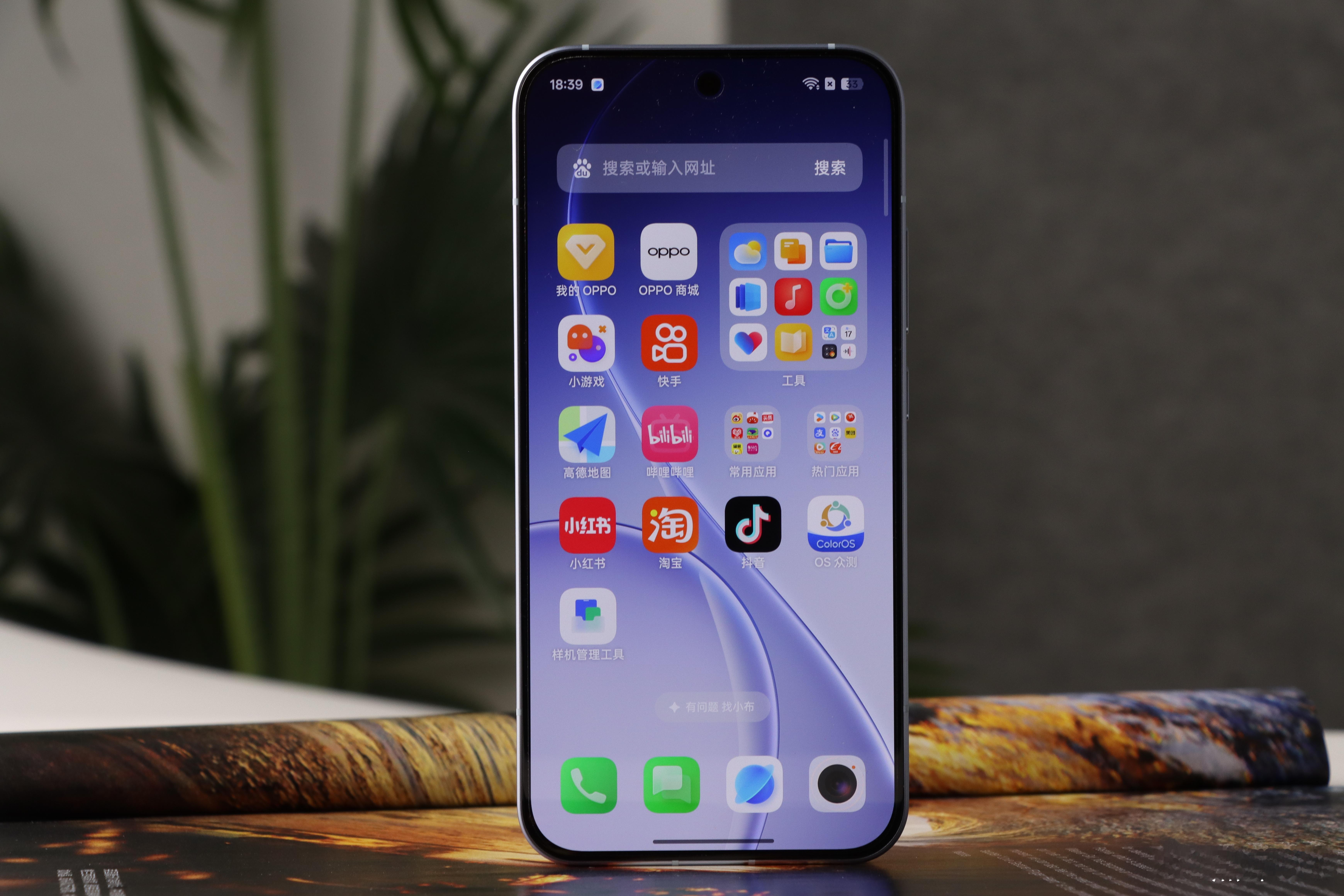 OPPO Reno15这块小直屏的观感确实舒服比例尺寸非常符合年轻人的口味，爱了