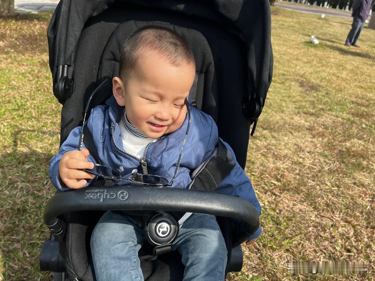 孙子孙女一家圣诞节的今天启程回美国了，送完孩子们去白云机场回来，热闹忙碌、辛苦并