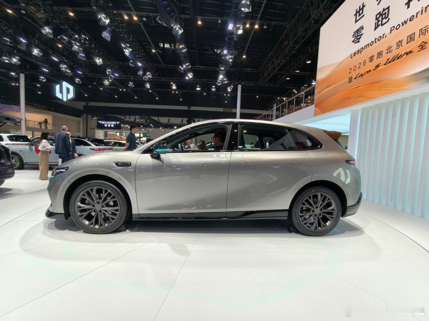 零跑这个lafa5 ultra的造型小钢炮味很浓啊，实车看着没拍出来这么圆润，如