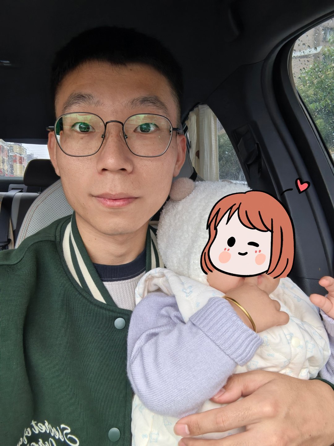 今天给我闺女安排了一个小金手镯，不过她好像对真伪存疑，回到家就一直咬啊咬的[允悲