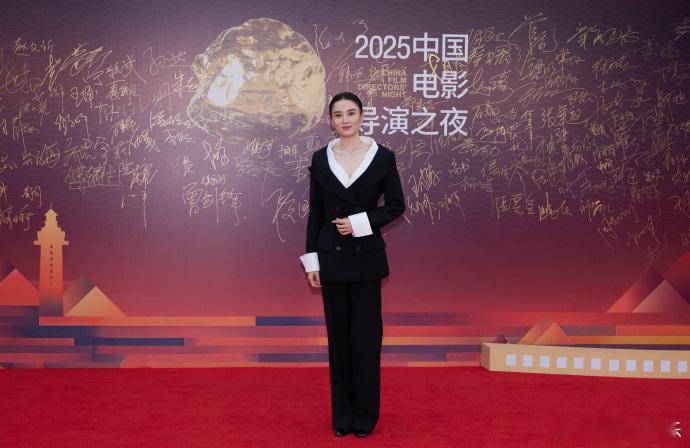 宋佳影视双丰收 宋佳太能打了！手握白玉兰，摘得导协荣誉，导演之夜再捧杯，影视领域
