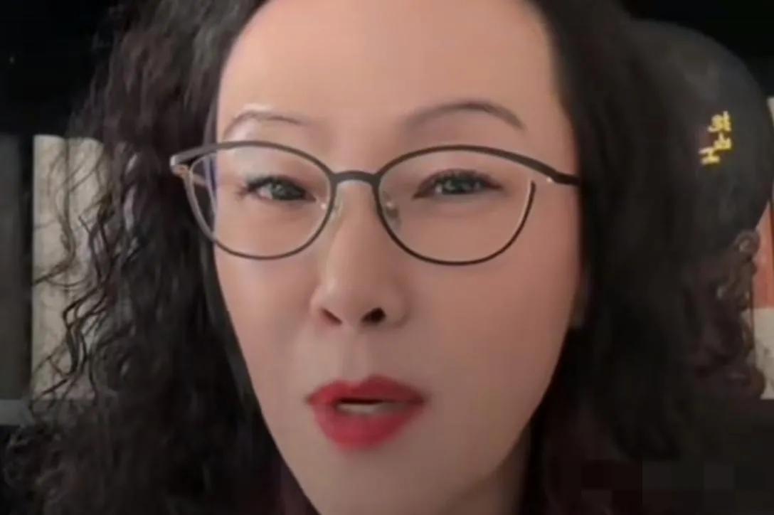 李国庆的新婚妻子张丹红眉清目秀，肌肤紧致，唇若丹霞，齿如编贝，就是这锥子脸过长，