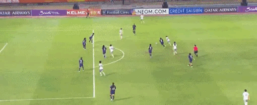 牛！18岁的女足姑娘在禁区外一脚把皮球和泰国队守门员给轰进球门去了。

◆这球不