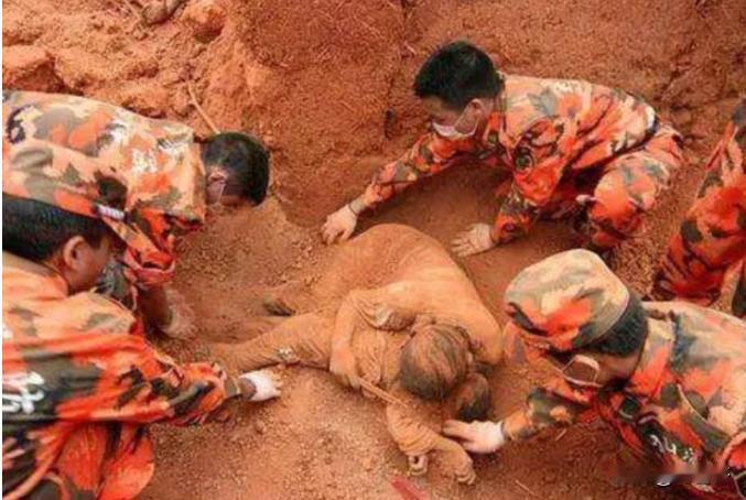 “感动人心！”2008年汶川地震时，救援人员在一片废墟中，发现了一位已经没有生命