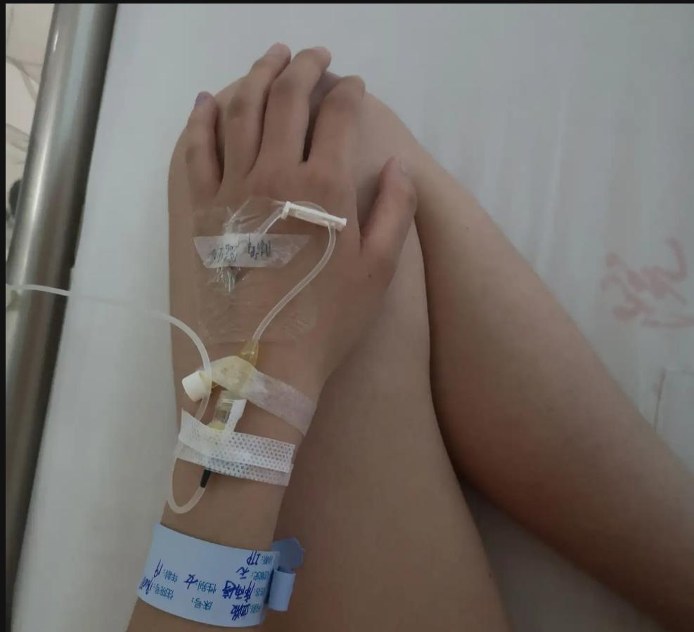 42岁，两个孩子的爸爸，胃痛背酸——一直以为是“小毛病”。
二十天后，全身发黄。