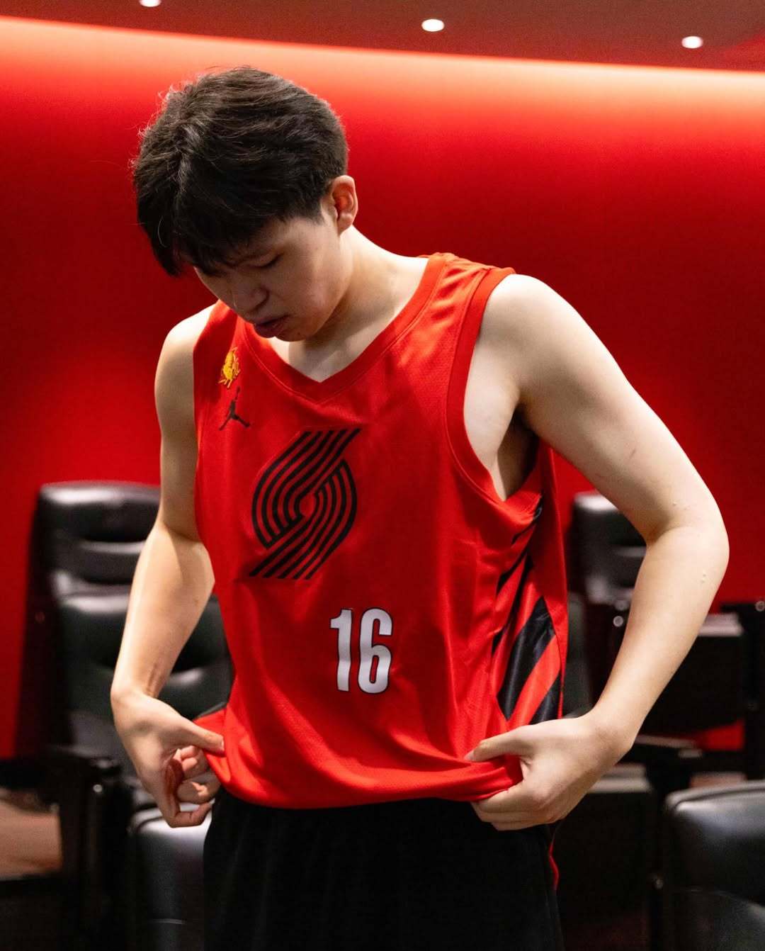 开拓者专为杨瀚森设计的限量款马年球衣设计者: Marshall Wang 