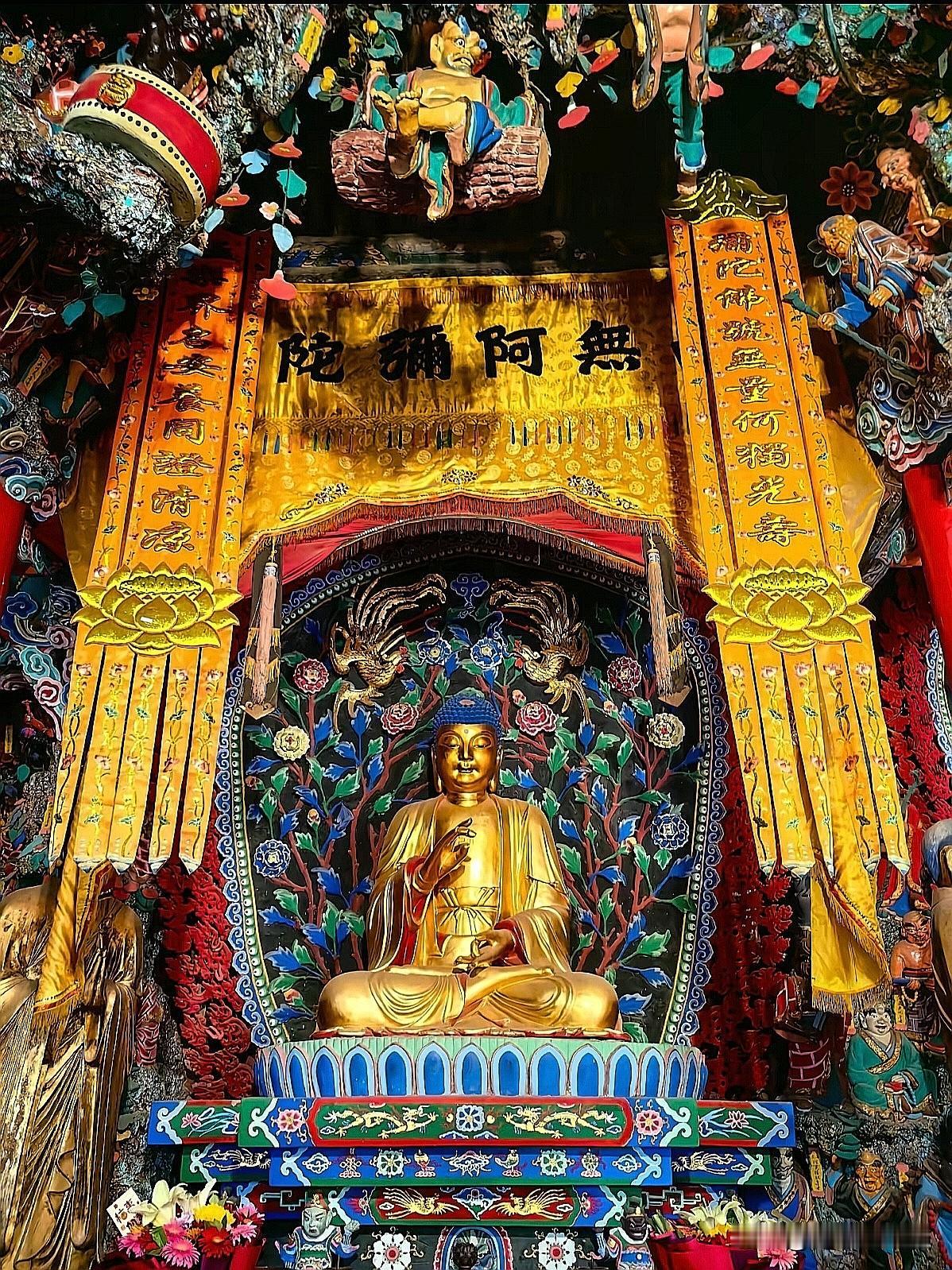五台山金阁寺｜三世佛一堂，见过去现在未来
 
很多人来金阁寺，目光都被大悲殿的巨