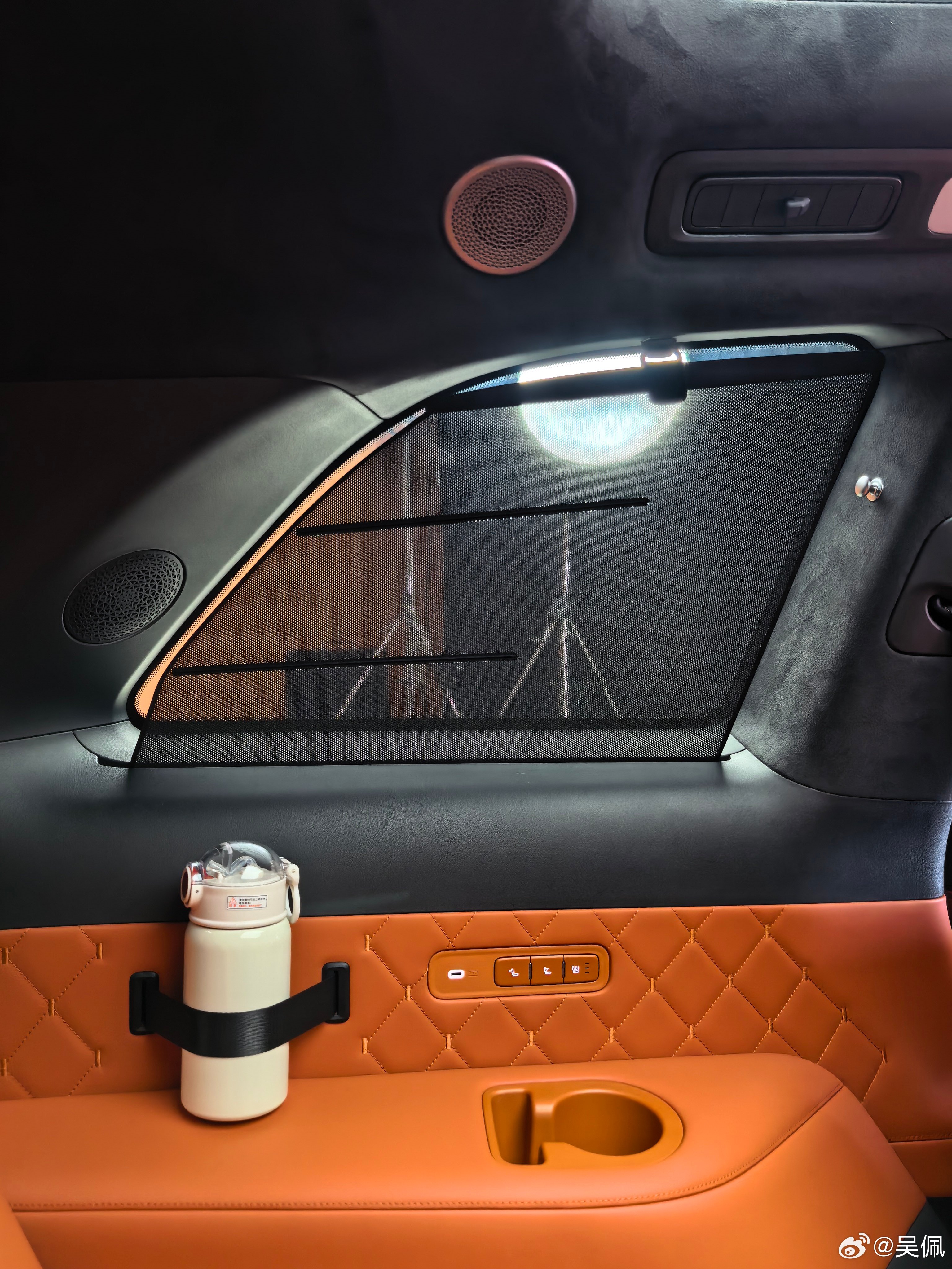 冰箱彩电大沙发已经卷到头了，魏牌V9X的内饰还能玩出什么花？1、全车有4个无线充