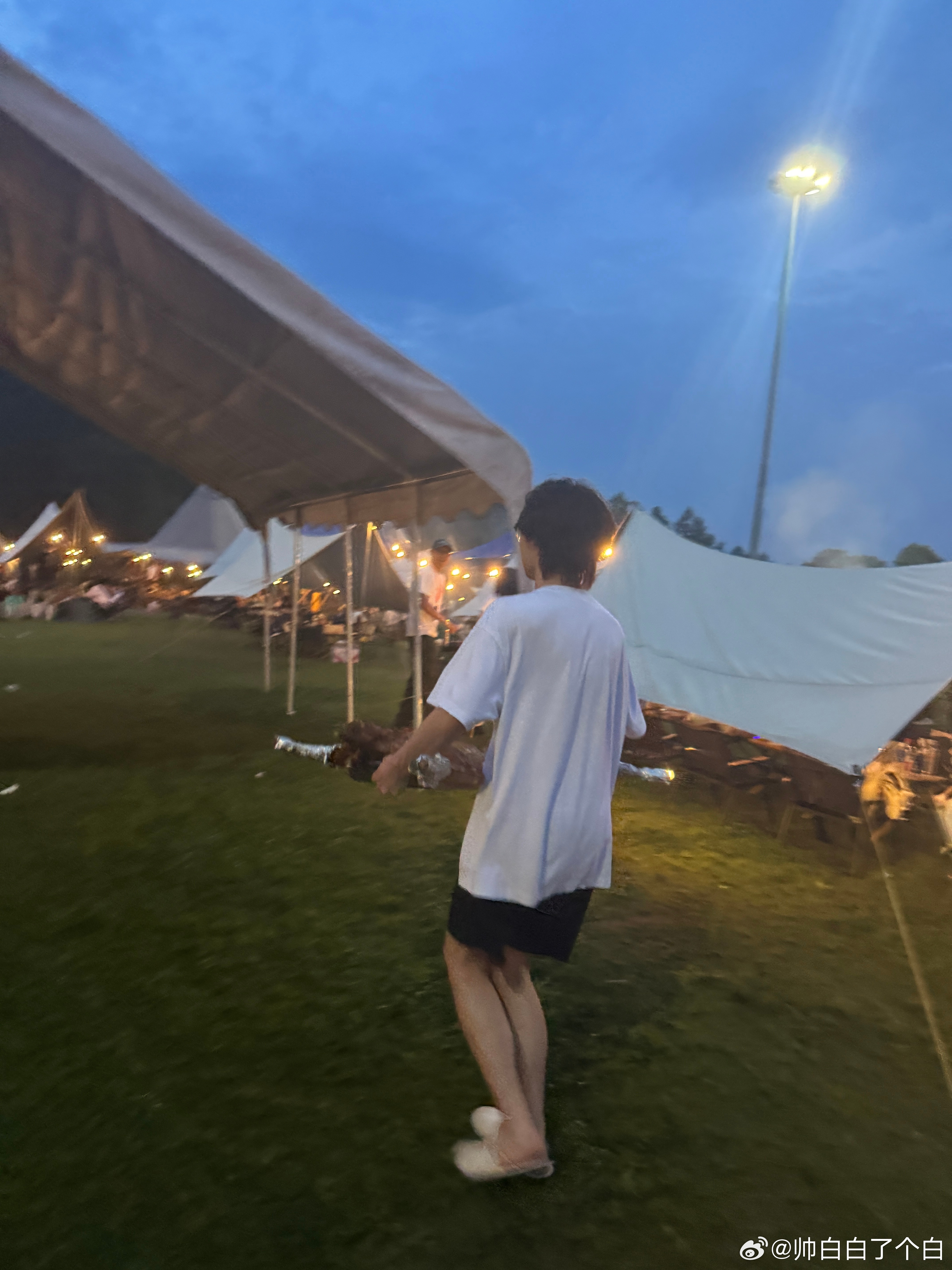 绝意为了烤全羊开嗓了KPL百灵鸟们营业了 赛场之外解锁唱歌技能，绝意开嗓献唱曲目