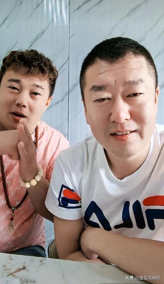 云鹏大表哥刚刚在直播间里说后天他二舅开播带货，

网友问他去不去？

然而大表哥