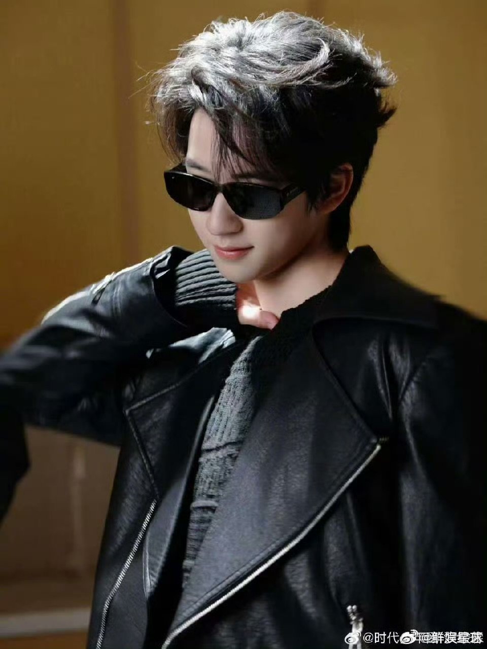 贺峻霖的摩托山路十八弯五十公里桃花坞 心爱的小摩托上线！贺峻霖帅气驾驭，却意外骑