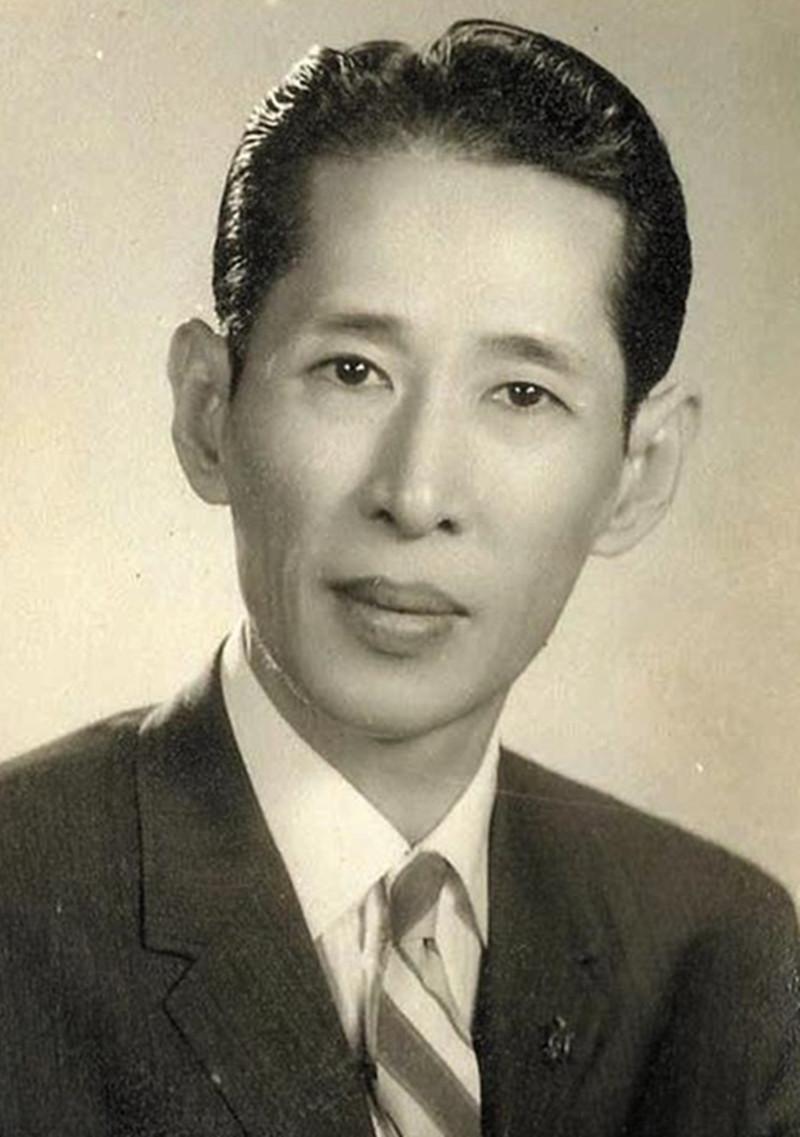 邓永祥，（1916年6月20日－1997年4月21日）艺名新马师曾，昵称新马仔、