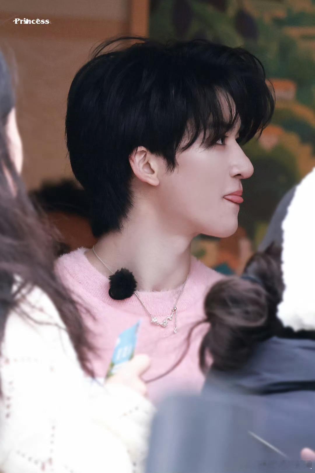 邓佳鑫帮早安粉丝催更邓佳鑫台上台下两幅面孔 一面是舞台上的耀眼明星，另一面是台下