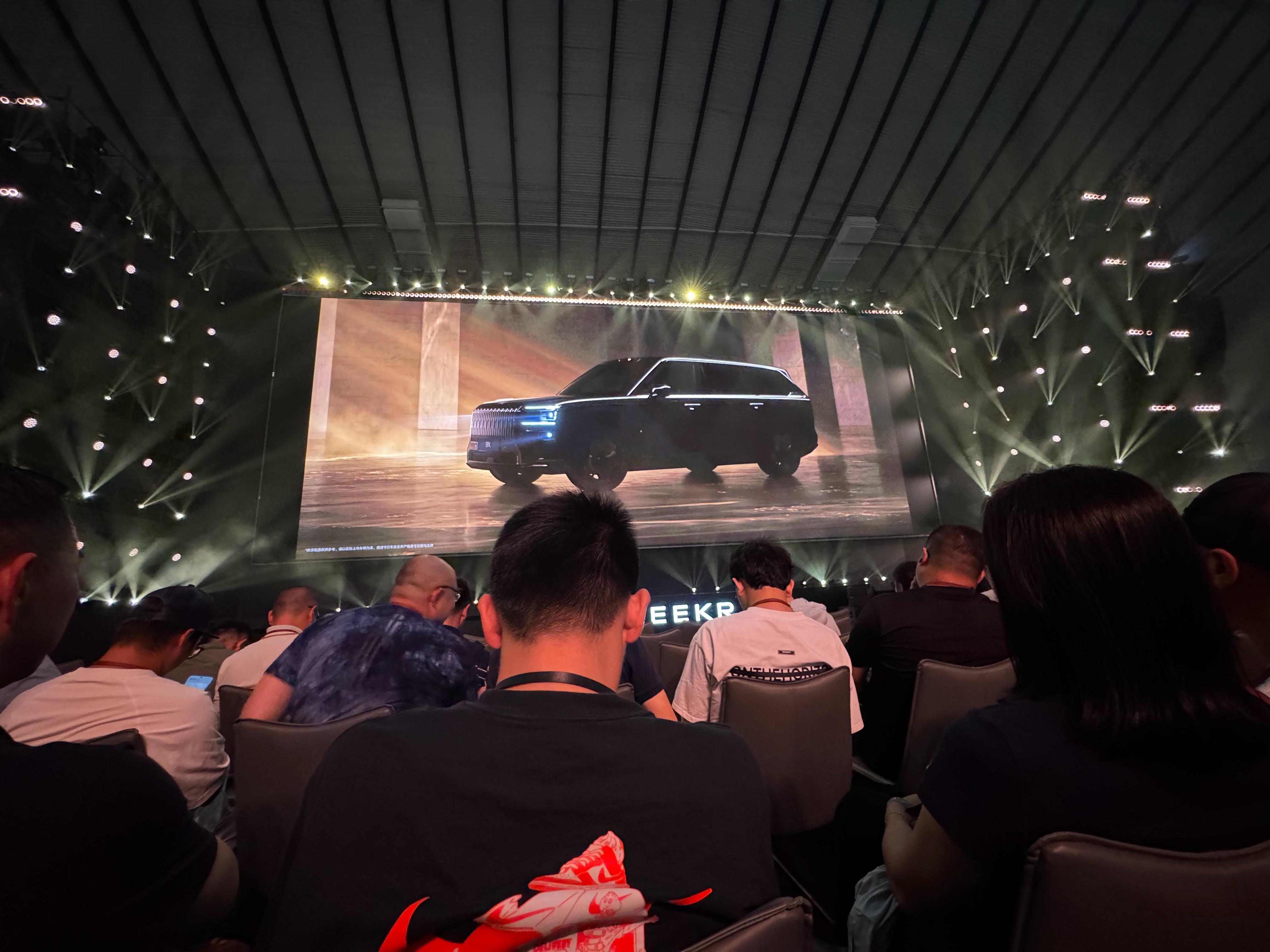 今天的演讲大幕太适合放《F1》了要是发布会结束给大家放场电影那就太棒了不过屏幕太