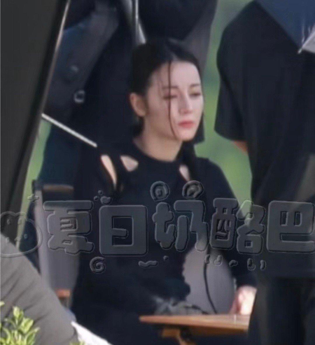 这大太阳拍外景给迪丽热巴晒得🥵“迪丽姐热了巴”#迪丽热巴热懵了# ​​​