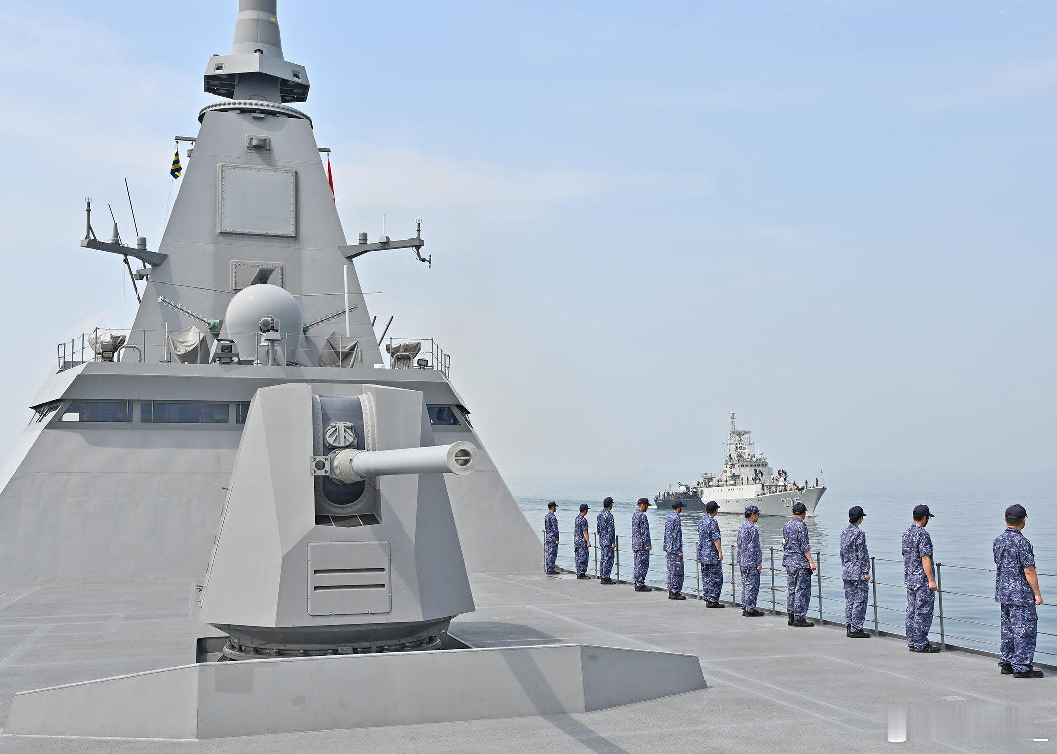 日本海自FFM-5“矢矧”号护卫舰访问印尼后，与印尼海军东德造Parchim级轻