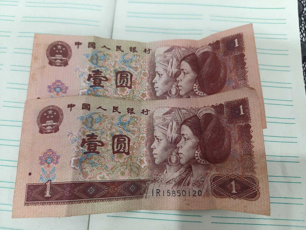 今天我无意之中发现了我钱包里面的有2块钱，1元一张的，以前老款式的人民币，我今天