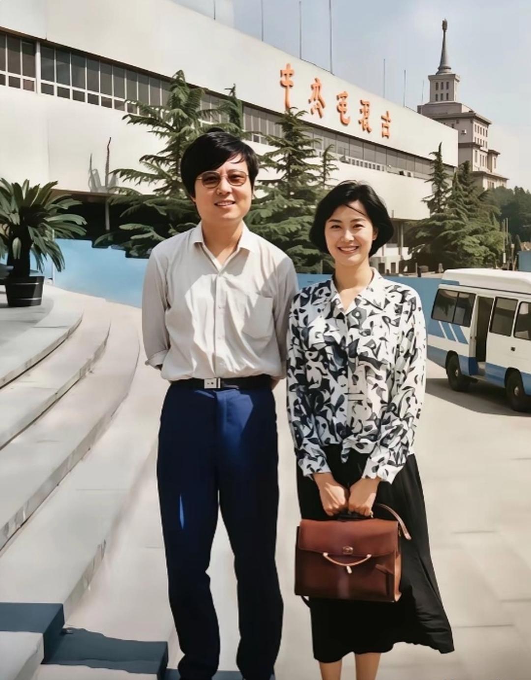 大家不妨来猜一猜，照片右边这位女士是谁！能够一眼认出来的，想必都是上了年纪的老朋