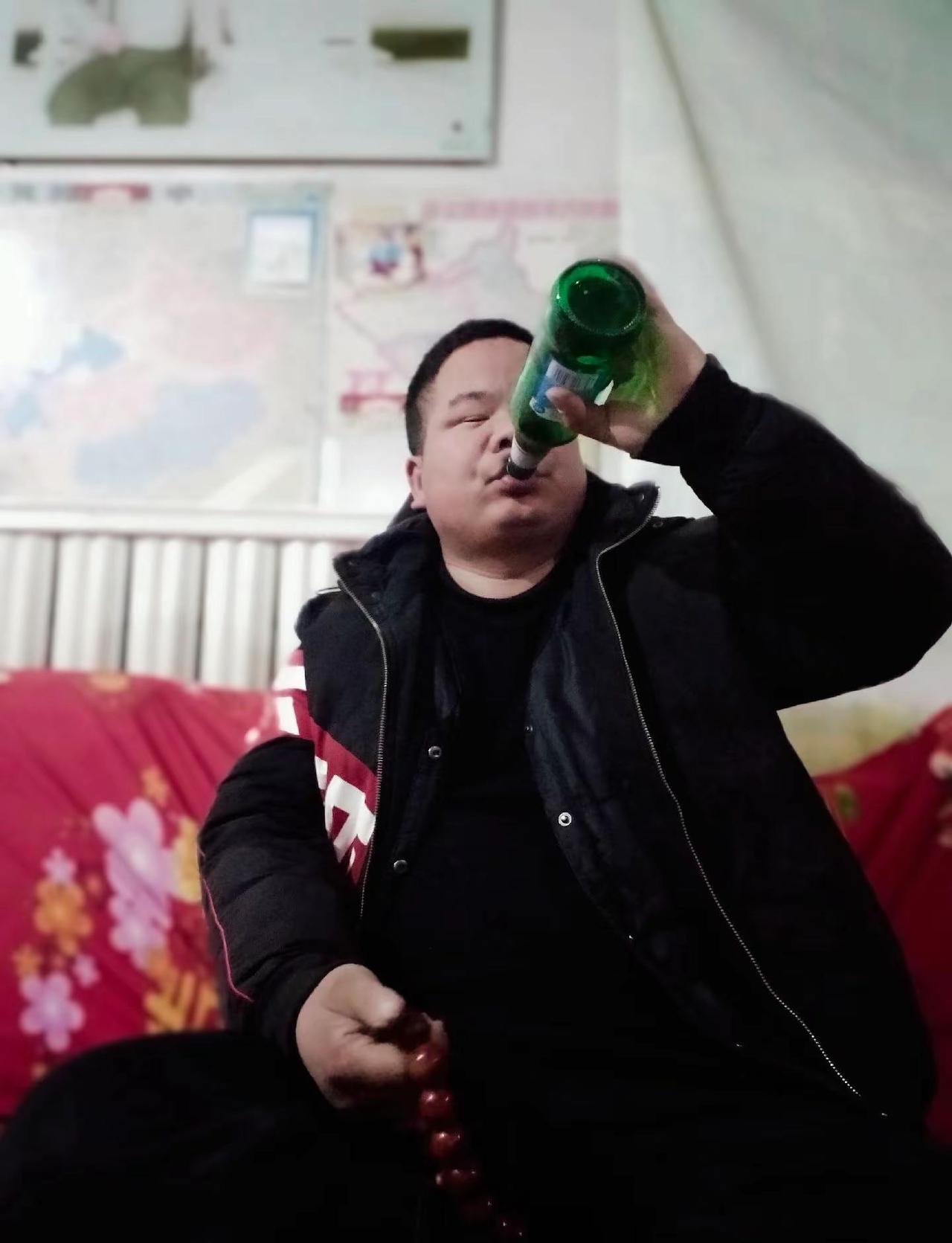 配第一张喝酒图“生活嘛，一半烟火，一半清欢。小酌一杯，解解乏，这才是属于自己的小