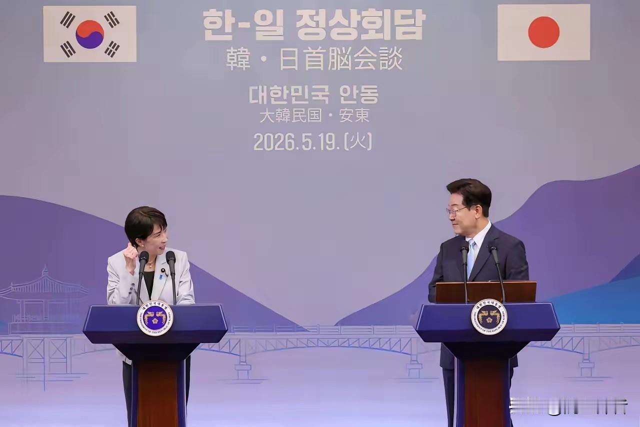 韩日首脑会谈主题屏幕内容竟然用汉字做标识！这难道是给中国人看的吗？
韩国废除汉字