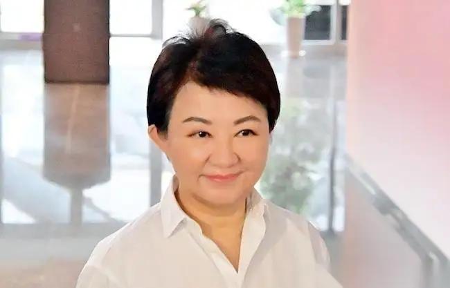 台中市长卢秀燕4月8日就郑丽文访陆一事表态说，“对的事情要勇敢去做，促进两岸和平