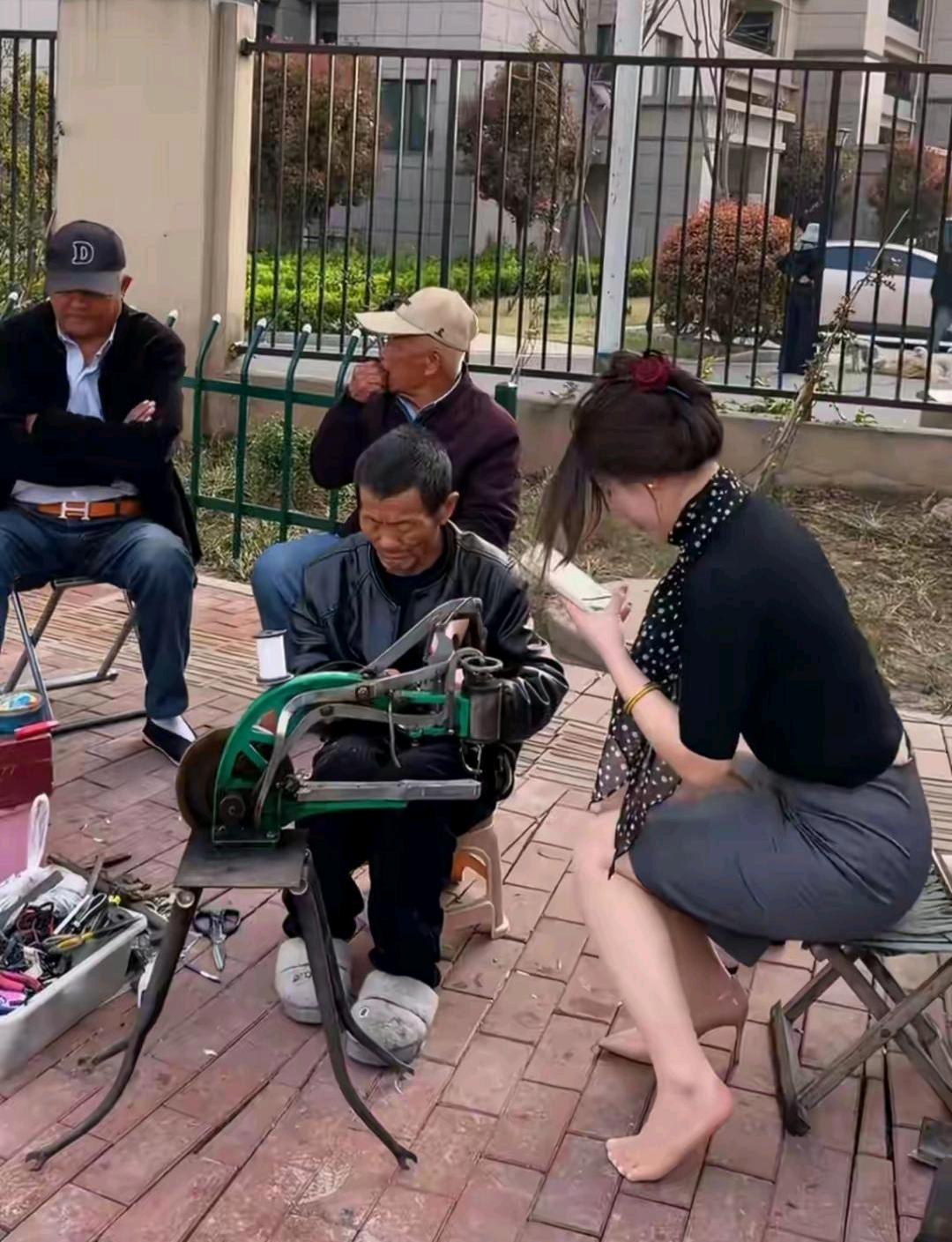 我觉得只要人还穿鞋，修鞋匠这个工种，再过100年也还会存在！