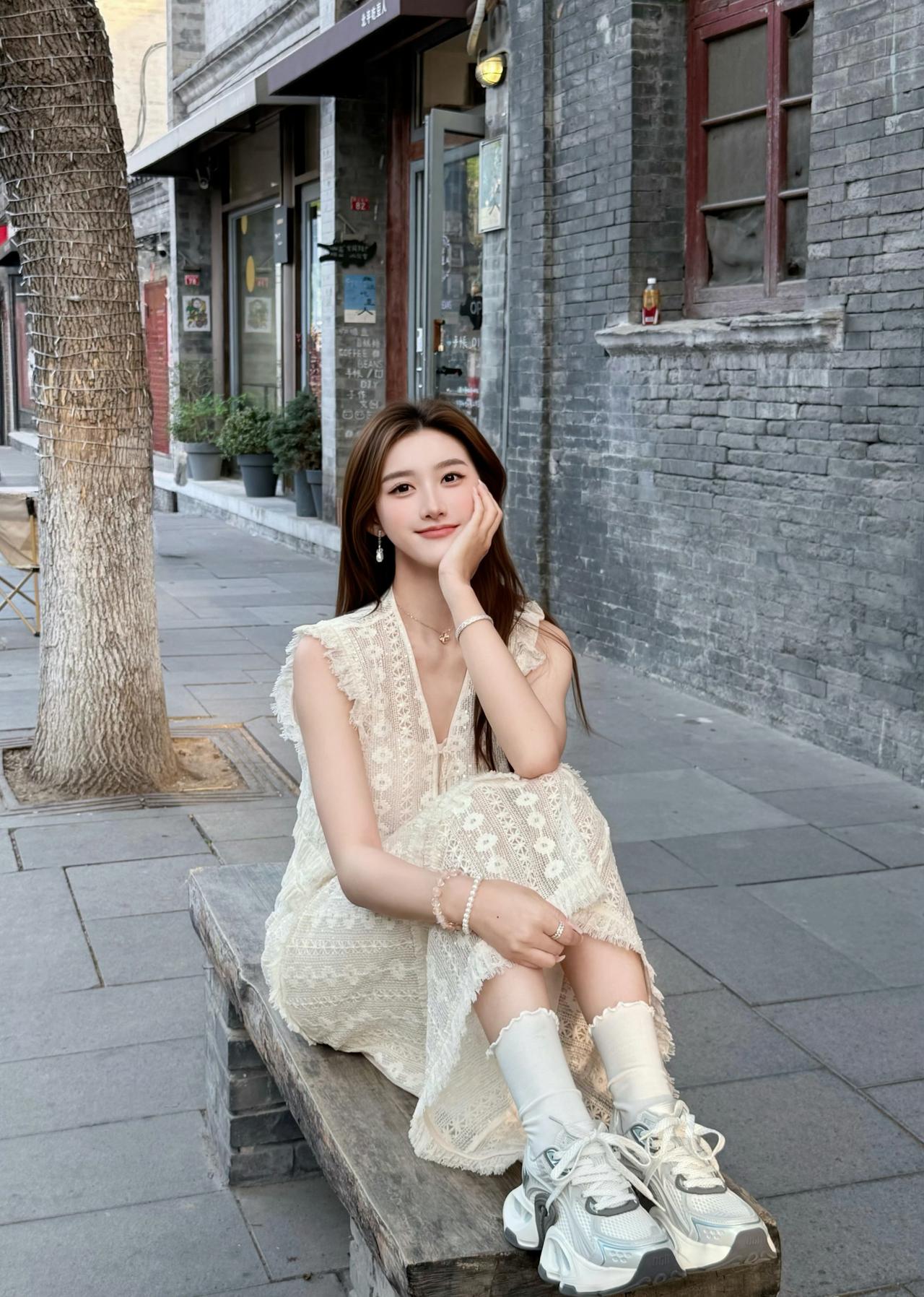 米白蕾丝裹着松弛感，老巷的砖、街边的树，都成了温柔的注脚。

不必追赶时间，只在