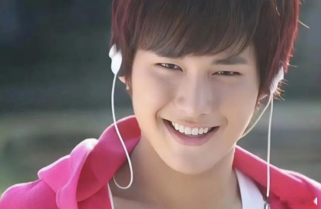 郭敬明的审美没变过，朱梓骁田嘉瑞长的好像 ​​​