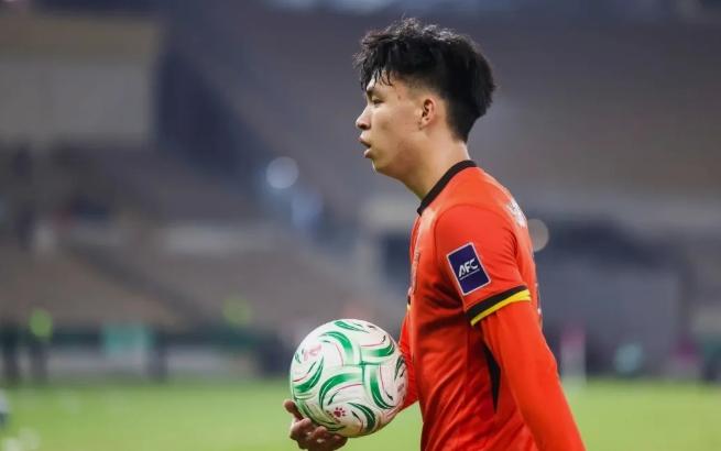 近日，前国足队长李玮峰对年轻球员王钰栋提出了严厉批评。

前国足队长李玮峰，直接