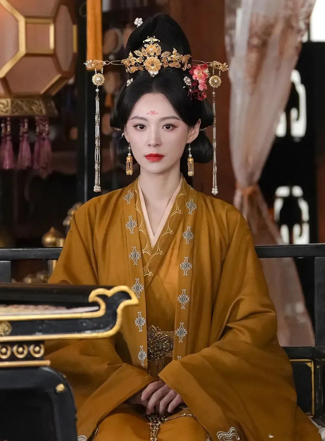 妈生脸就是很牛掰！！毛林林这么多年五官基本没有变化甚至更精致了。 ​​​