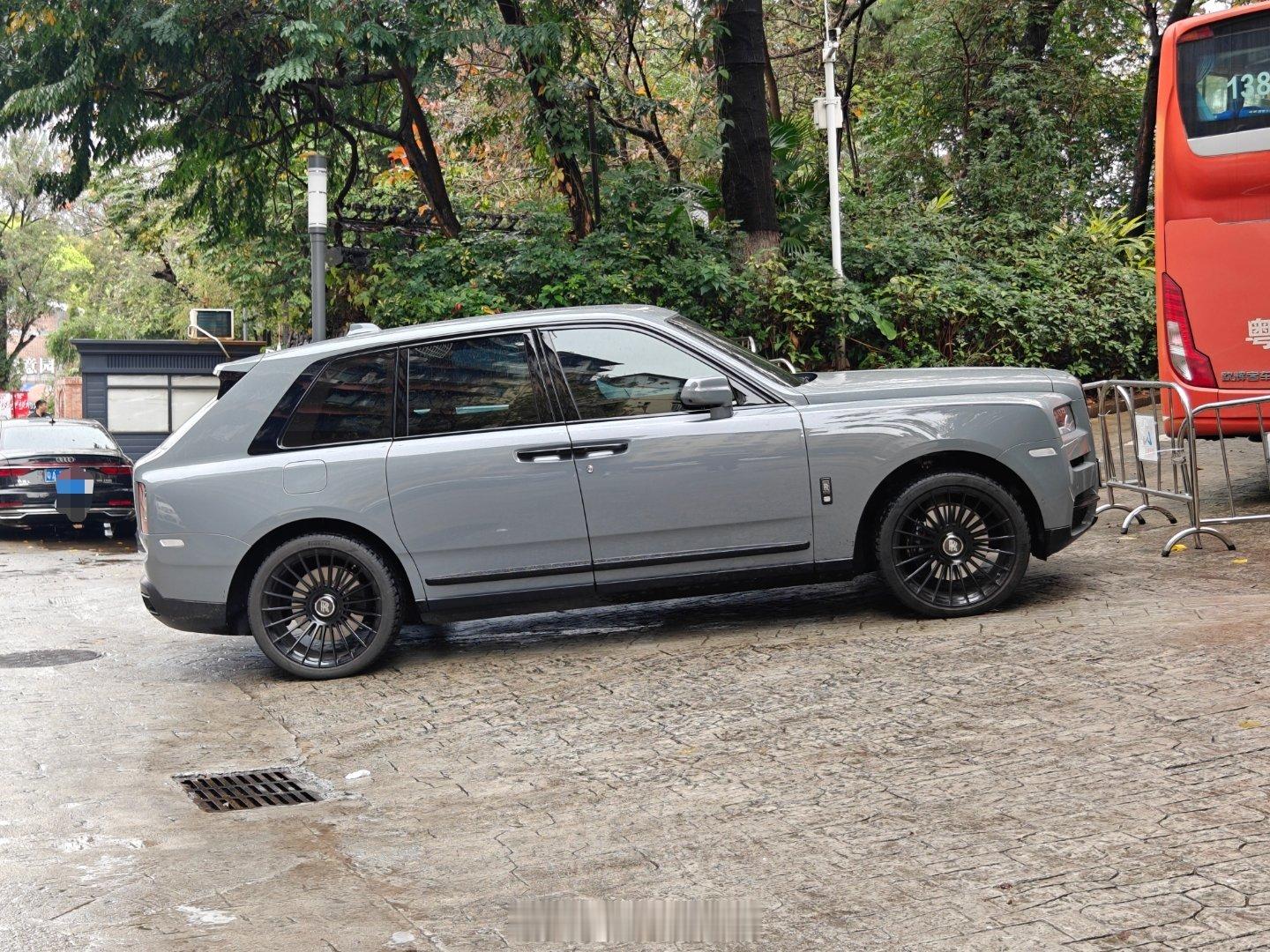 今天园区来了一辆…很好看的劳斯莱斯 ​​​