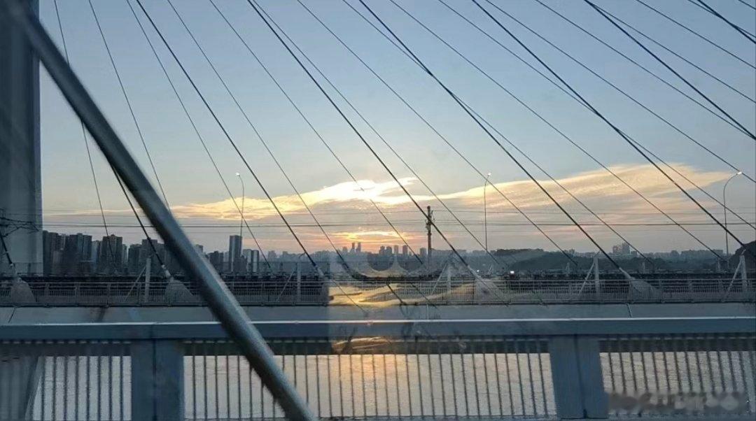 重庆傍晚的限定温柔重庆的傍晚真的自带温柔buff。江风一吹，把一天的疲惫都吹散了