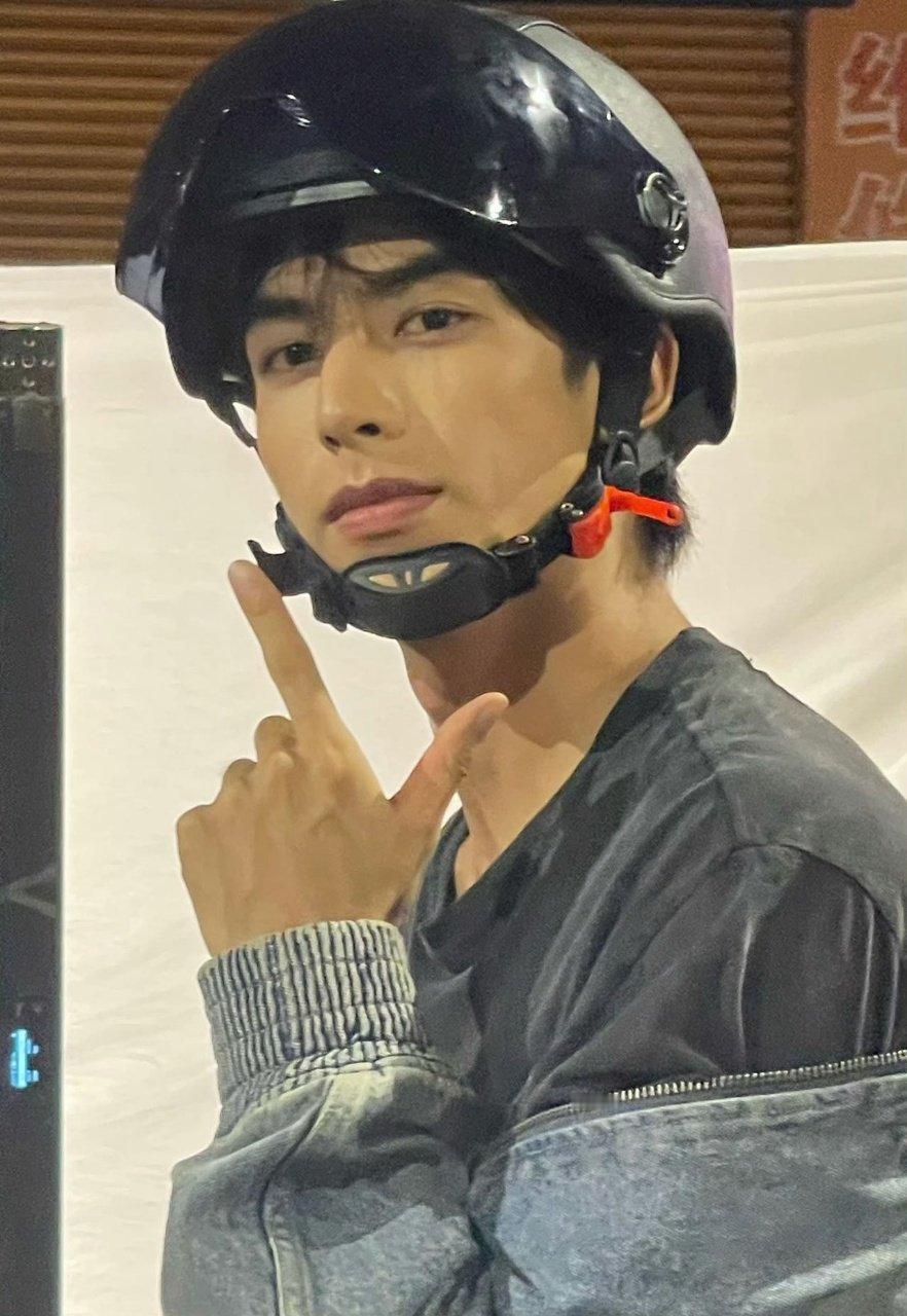 宋威龙旅行的dresscode 湖南卫视跨年演唱会旅行穿搭有讲究，跨年舞台等亮相