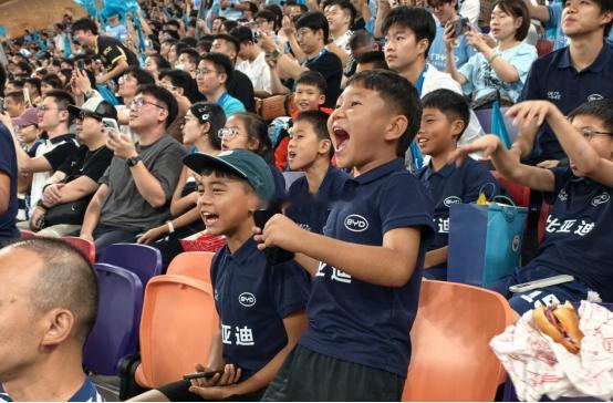 8月1日的香港启德球场，气氛格外热烈，曼城对阵国际米兰的豪门德比，让不少球迷过足