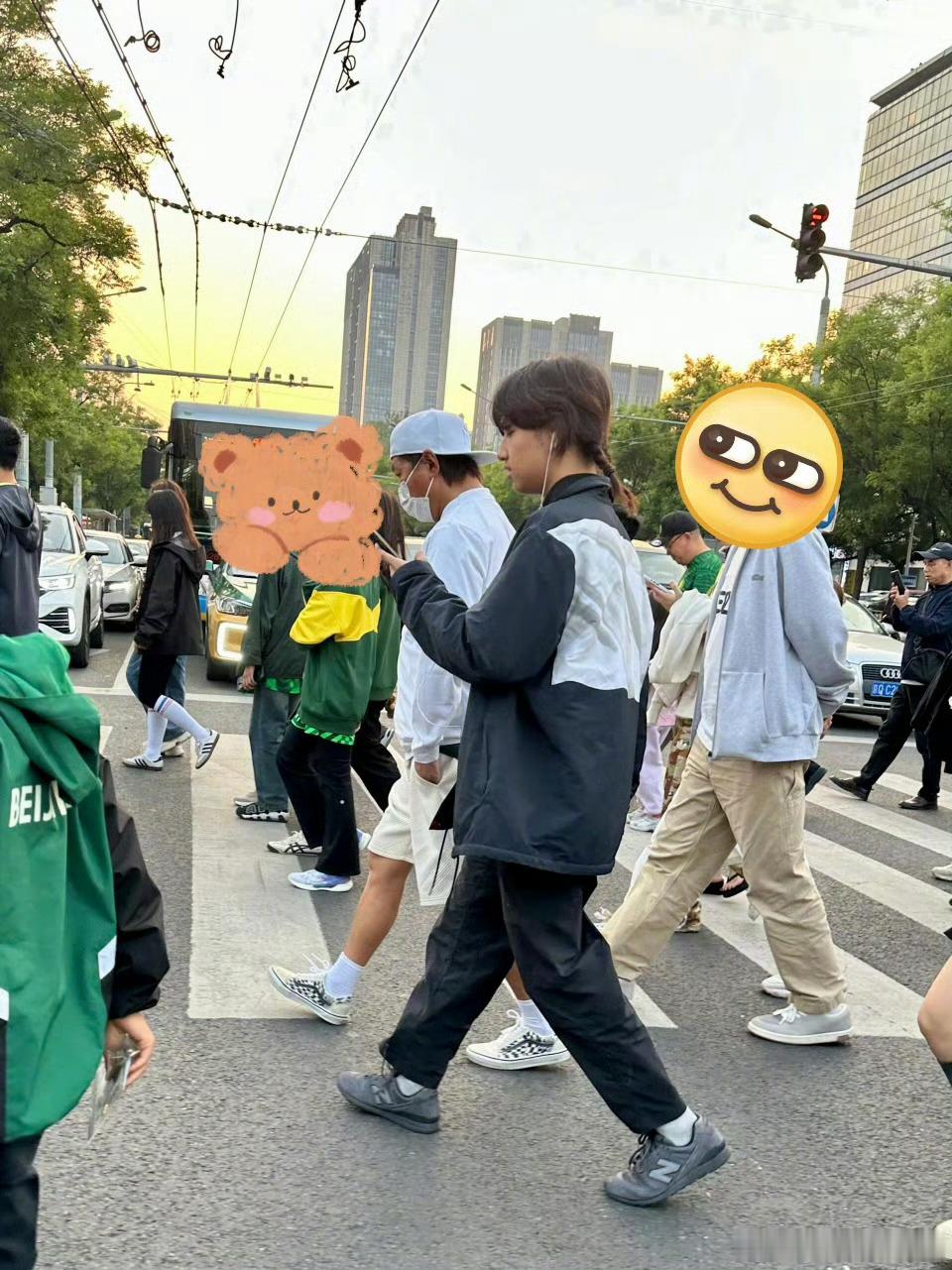 白百何参加儿子毕业典礼完全看不出是妈妈和儿子….状态也太好了 