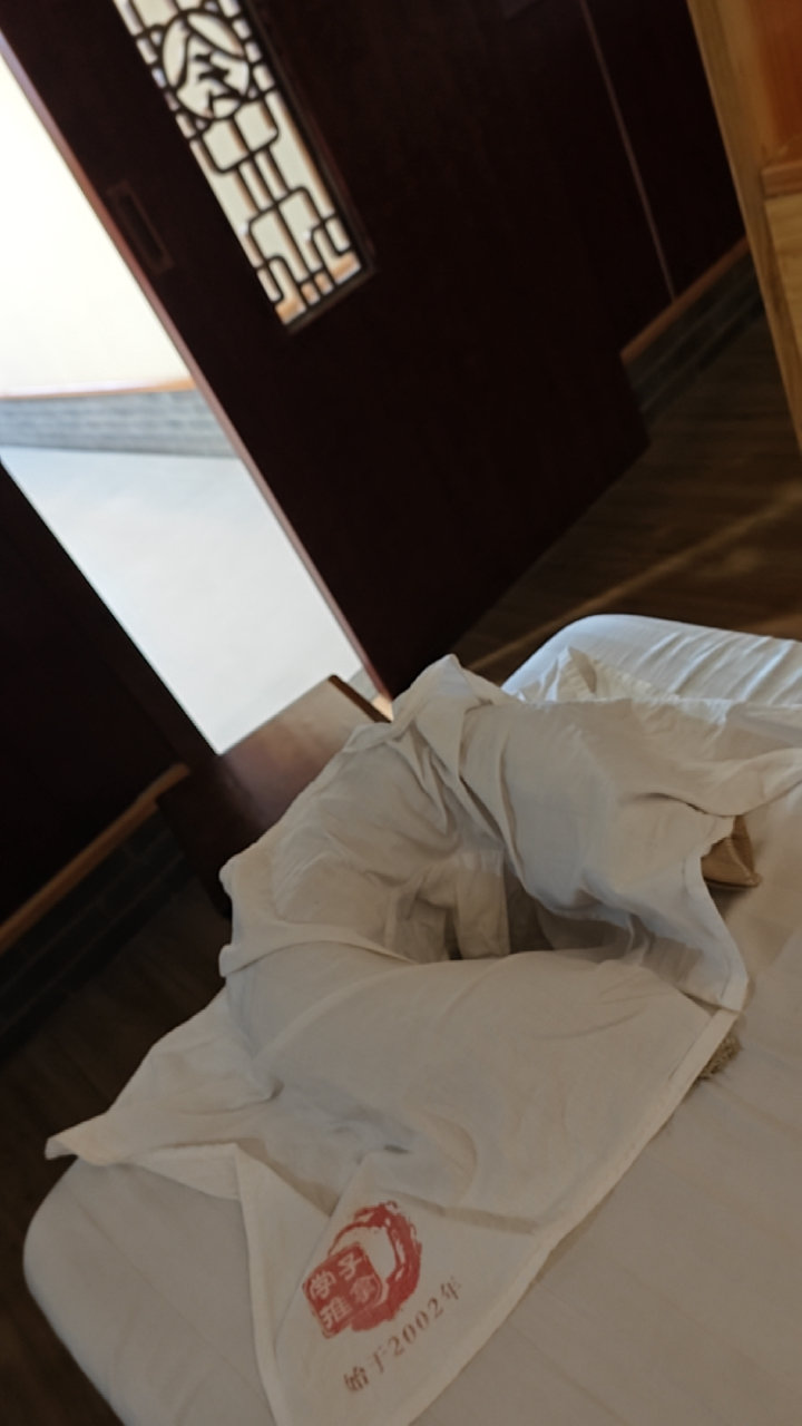 一觉从下午2点睡到了晚上8点最近大约是出差太多，太累了现在在起不了床的慵懒和肚子