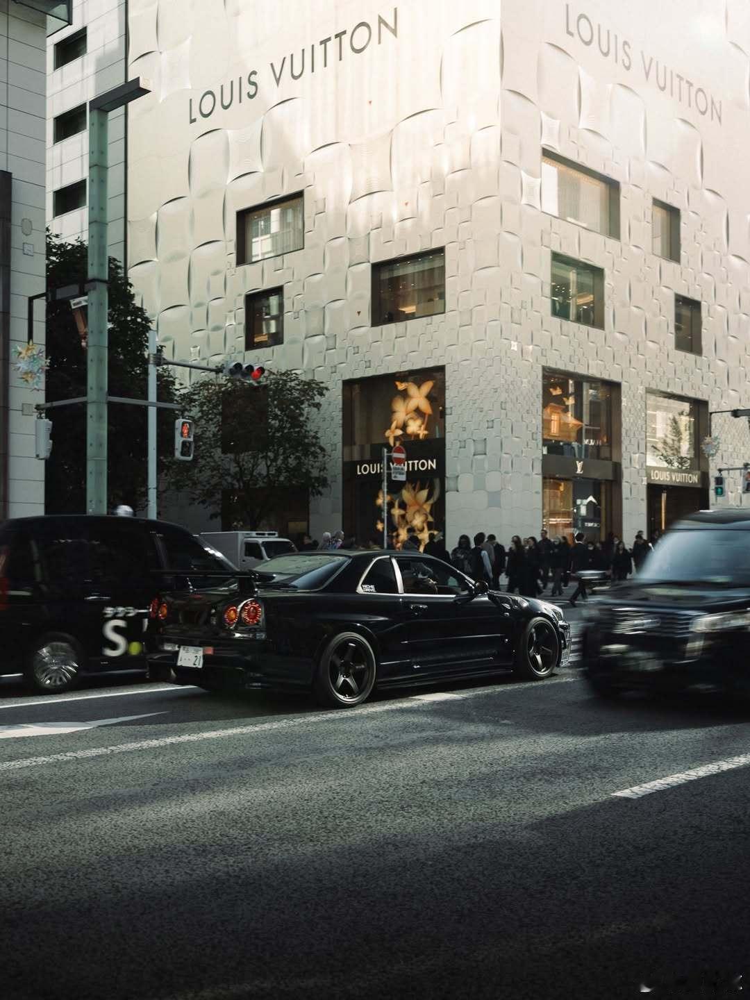 型车街拍 东京街头的 R34 GT-R V-Spec II。这车，这构图，这街景