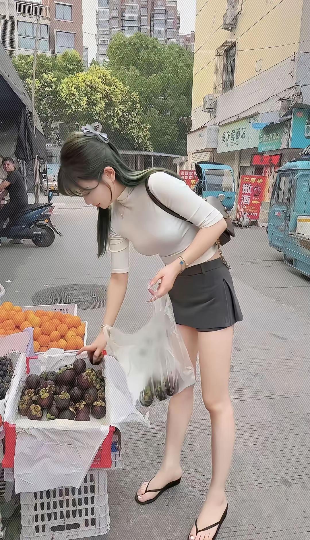 穿得精致也爱逛市井小摊，在水果摊前挑挑拣拣，这才是生活最真实的甜呀。
 生活感文