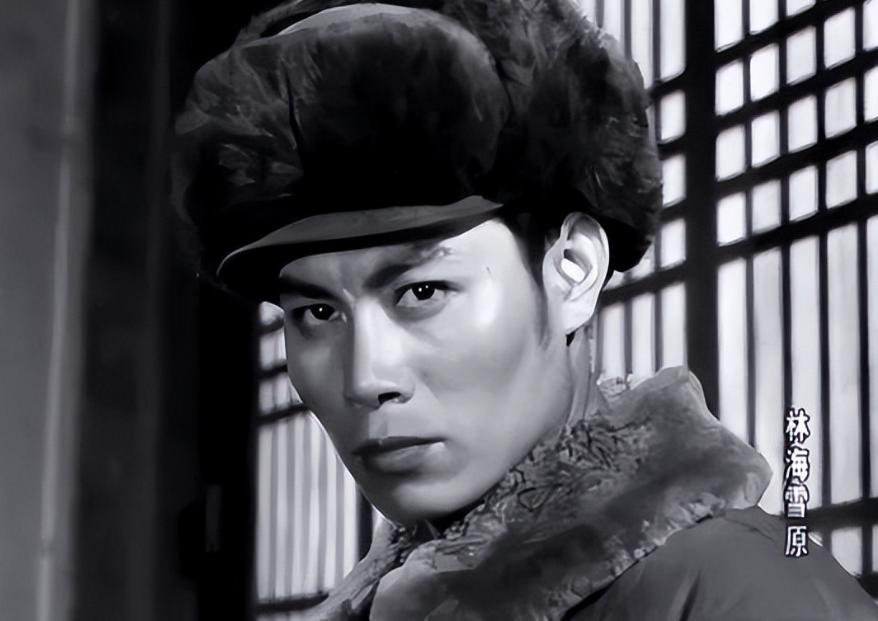 1934年，山西汾阳一个山沟沟里，张家老汉70岁才得了这个小儿子，起名“勇手”，